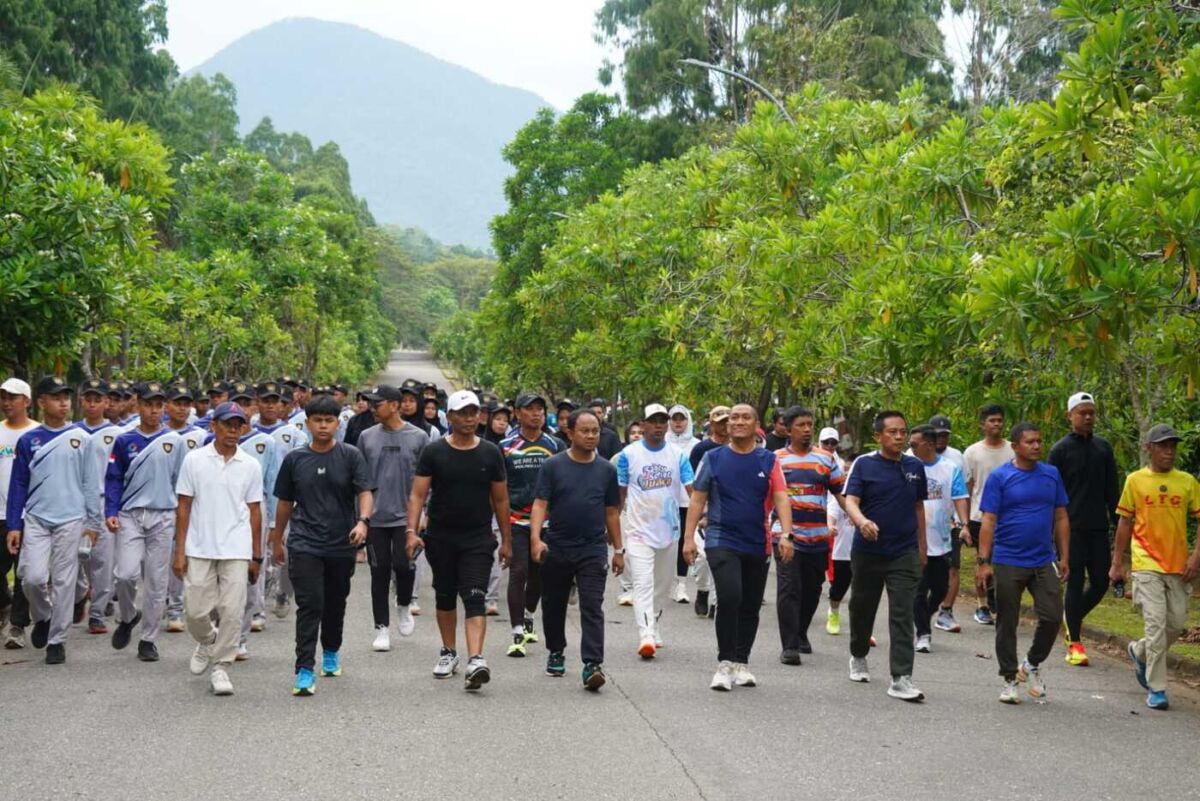 BARENG -- Pasukan Paskibra putra putri terbaik Luwu Timur ikut membersamai Bupati H. Irwan Bachri Syam didampingi Wabup Hj. Puspawati Husler, Sekkab H. Bahri Suli, Ketua TP PKK, Ani Nurbani Irwan disela-sela kegiatan SSJ baru-baru ini. 
