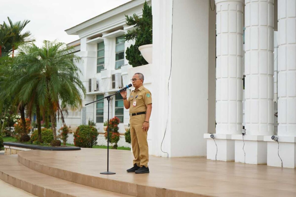 APEL PAGI -- Pemkab Luwu Timur menggelar apel pagi rutin di Kantor Bupati Luwu Timur, Senin (25/8). Apel dipimpin Sekkab H. Bahri Suli, dan diikuti oleh pejabat eselon II, III, IV, seluruh staf PNS, PPPK, serta tenaga upah jasa. 
