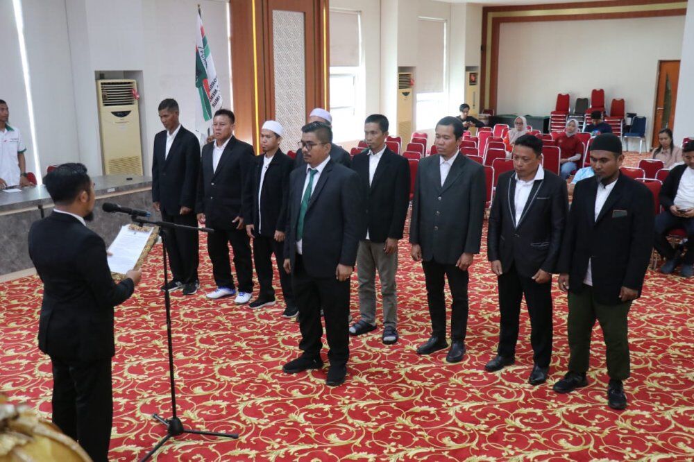 LANTIK -- Sekkab Lutim, H. Bahri Suli foto bersama usai menyaksikan pelantikan pengurus Pordasi Kabupaten Luwu Timur masa bakti 2025–2029 dan pelepasan tim Akuatik ke Pra Proprov di Aula Sasana Praja Kantor Bupati, Minggu (3/8). 
