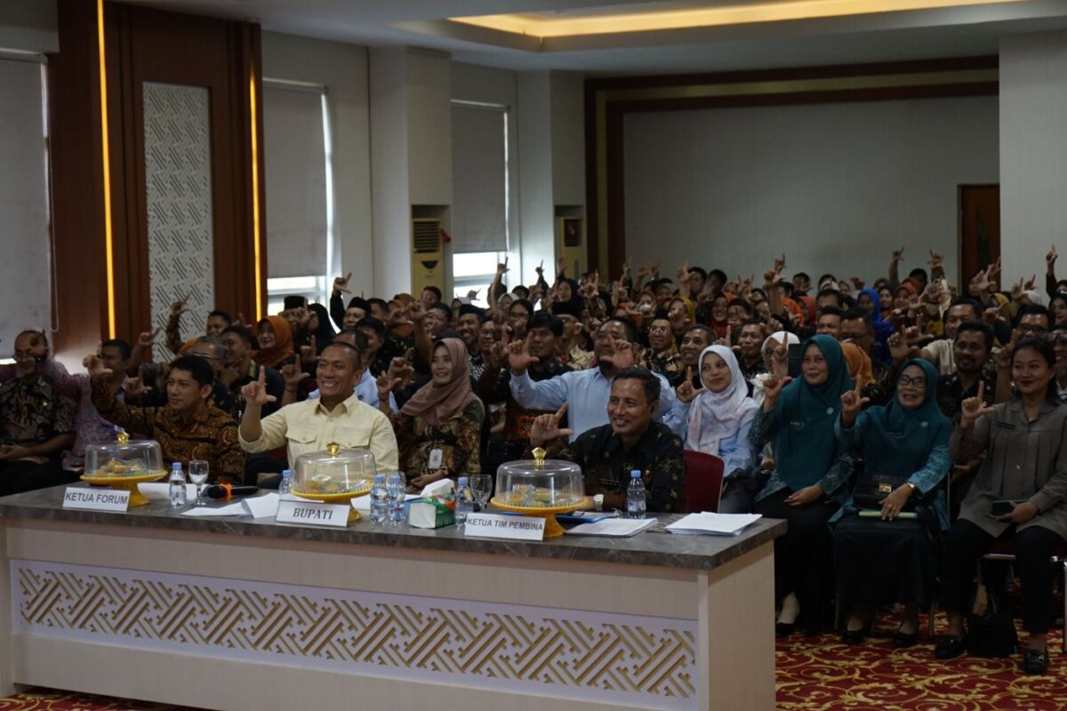 PAPARKAN -- Bupati Luwu Timur, H. Irwan Bahri Syam memaparkan pelaksanaan Kabupaten/Kota Sehat (KKS) Tingkat Nasional pada kegiatan Verifikasi Lanjutan KKS Tahun 2025 yang digelar secara virtual di Aula Sasana Praja, Kantor Bupati baru-baru ini. 