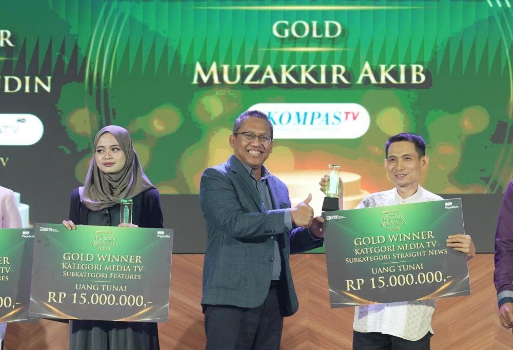 MENYERAHKAN -- Direktur Utama PT Pegadaian, Damar Latri Setiawan sedang menyerahkan hadiah kepada para pemenang Media Awards 2024.

