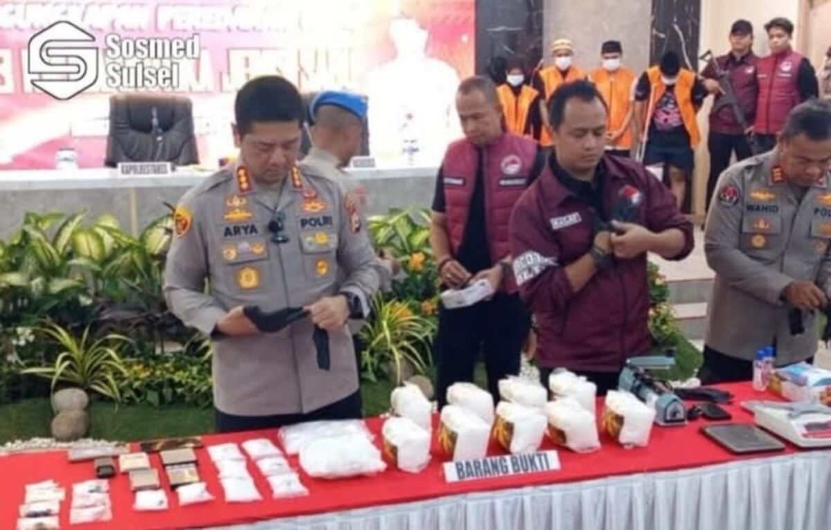 NARKOBA -- Kapolrestabes Makassar didampingi Kasat Narkoba menjelaskan pengungkapan kasus narkoba. 
