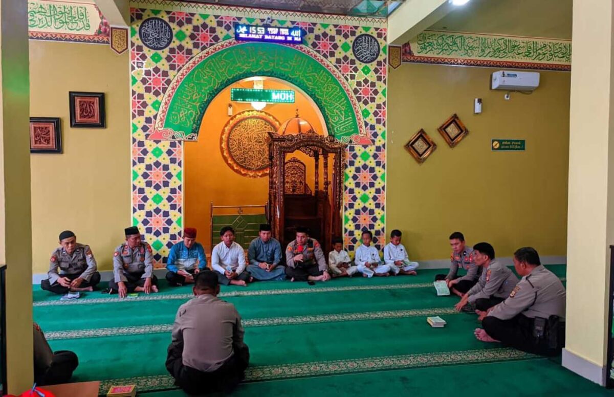 YASINAN -- Polres Parepare melaksanakan yasinan rutin di Masjid Mujahid Baiturrahim, Kelurahan Ujung Baru, Kecamatan Soreang dalam rangka menjaga spiritualitas dan kedamaian dilingkungan Polres Parepare baru-baru ini.