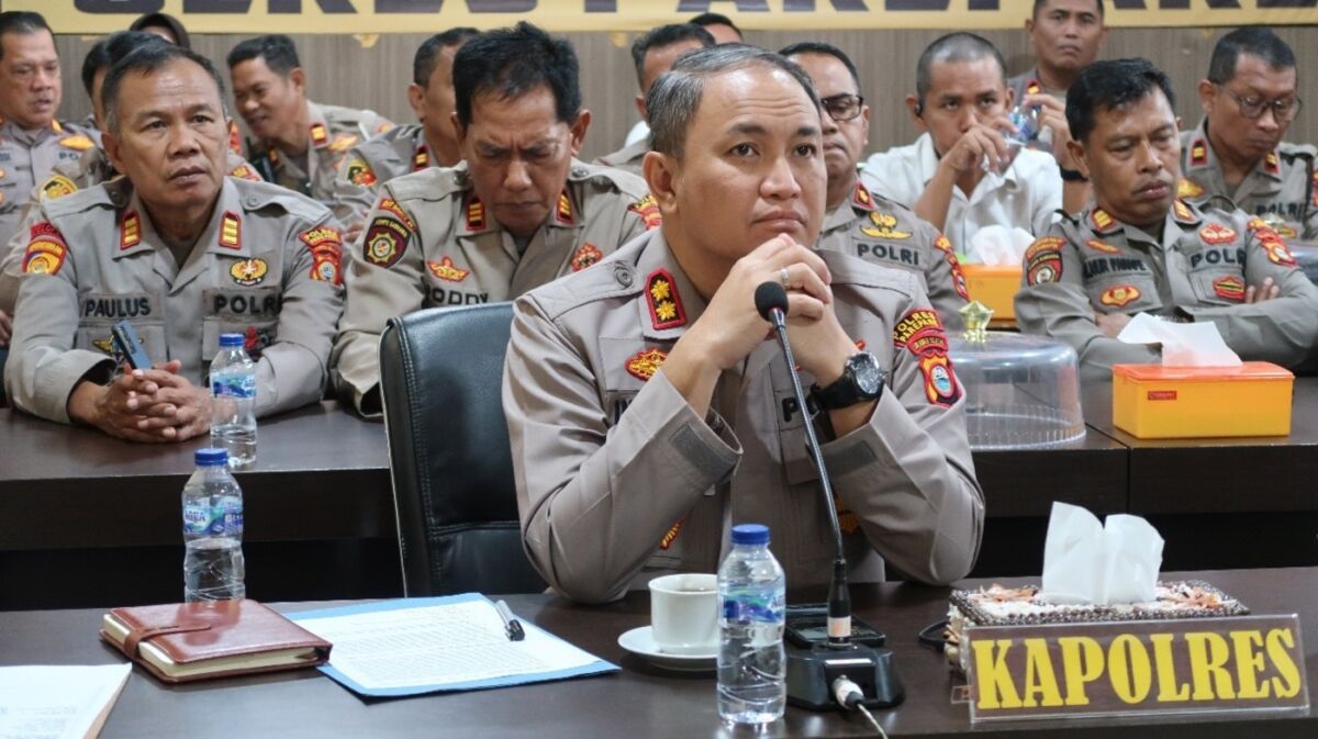 DIALOG -- Kapolres Parepare AKBP Indra Waspada Yuda bersama PJU dan perwira pertama mengikuti Dialog Potret Kita yang digelar Polda Sulsel, di Aula Mappaoddang Polda Sulsel. Senin (25/8) pagi melalui zoom meeting, 

