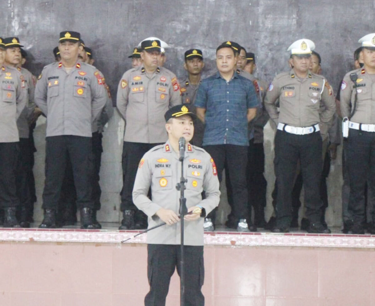 KEARIFAN LOKAL -- Kapolres Parepare, AKBP Indra Waspada Yuda menghadirkan polisi yang selaras dengan kearifan lokal saat memimpin apel pagi di halaman Mapolres Parepare, Selasa (26/8). 
