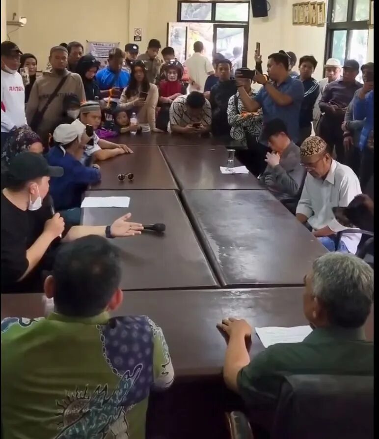 int
ASURANSI--Anggota DPRD Kota Makassar mengusulkan agar pemkot memberikan garansi asuransi kepada pedagang yang terdampak relokasi Pasar Terong, khususnya di Jalan Sawi.Tampak sejumlah perwakilan pedagang yang tergabung dalam SADAR mendatangi Kantor DPRD Kota Makassar,beberapa waktu lalu.
