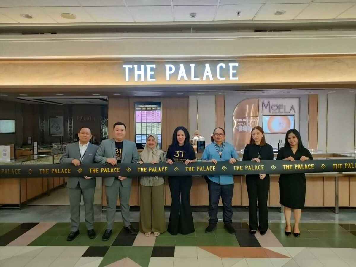 PEMBUKAAN GERAI -- General Manager The Palace Jeweler, Jelita Setifa (dua dari kanan), COO PT CMK, Petronella Soan (tengah), Sales & Marketing Gneeral Manager KALLA Property, Rasmila Sari (tiga dari kiri), bersama tim manajemen The Palace dan Mal Ratu Indah Makassar melakukan pengguntingan sebagai tanda pembukaan gerai ke-3 di Makassar dan ke-81 di Indonesia, Jumat, 8 Agustus 2025.
