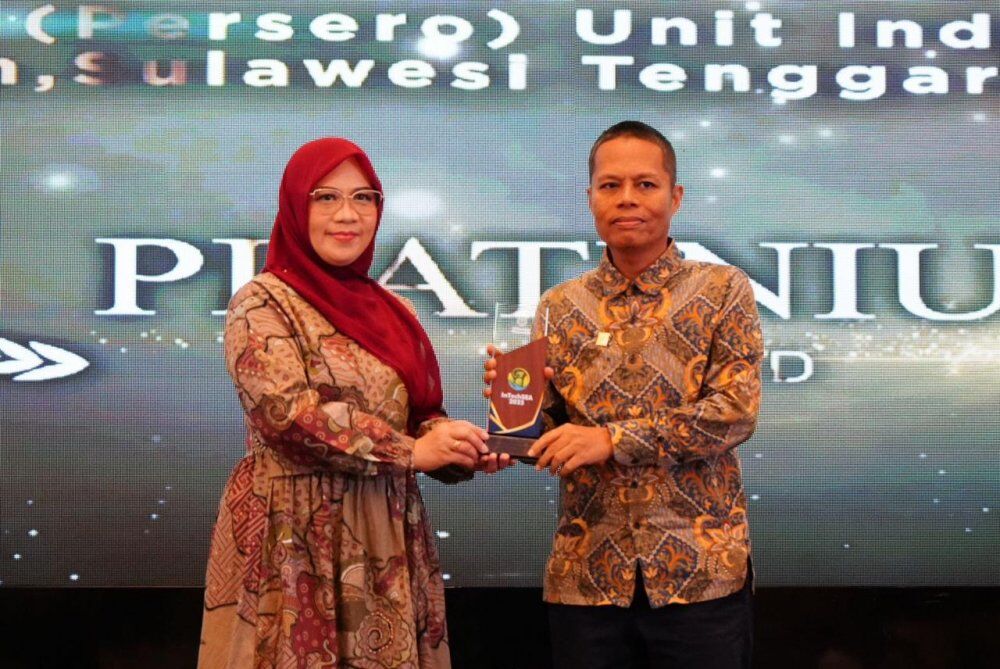 PENGHARGAAN -- Ketua Panitia InTechSEA 2025, Asmi Citra Malina (kiri) menyerahkan plakat penghargaan Platinum kepada Senior Manager Keuangan, Komunikasi dan Umum PLN UID Sulselrabar, Ambo Tuwo (kanan) berkat inovasi Desalinasi Berbasis Energi Surya di Pulau Barrang Lompo, Kota Makassar.