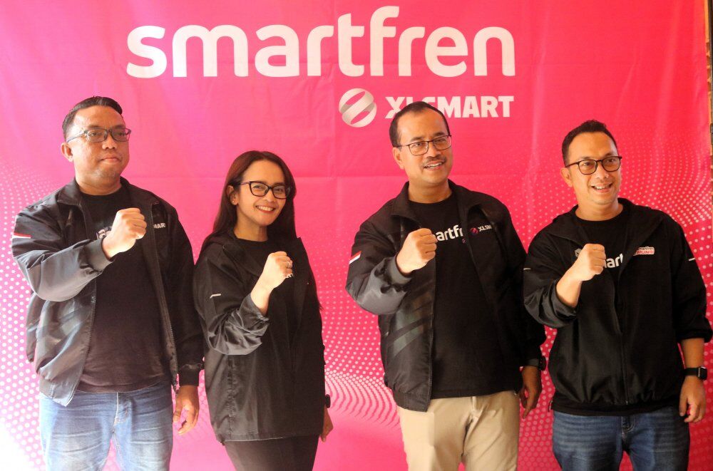 PERESMIAN -- Kiri ke kanan: Regional Head Sulawesi Kalimantan Smartfren XLSMART, Muhammad Natsir, Division Head Brand Communication Smartfren XLSMART, Edtine Pamilien Gensana, Chief Marketing Officer Smartfren XLSMART, Sukaca Purwokardjono, dan Division Head Product & ARPU Management Smartfren XLSMART, Astiyanto Tri Muktiwibowo, saat peresmian layanan Smartfren di Gorontalo, Sabtu (2/8). 
