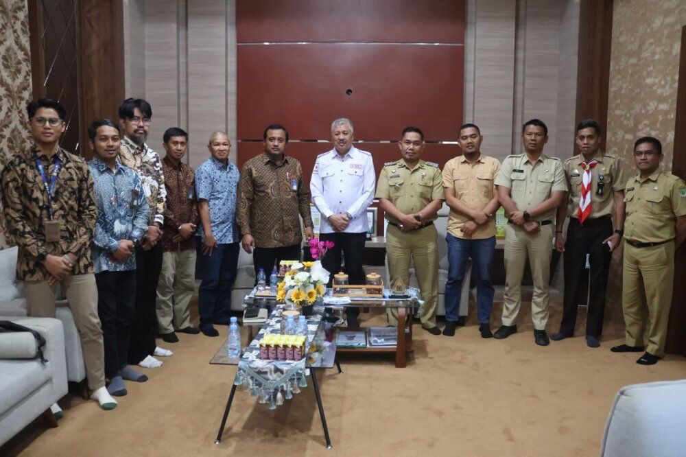 PERBAIKAN JALAN -- Bupati Pinrang HA Irwan Hamid menerima audiensi jajaran PT PLN Nusantara Power yang membawahi operasional Pembangkit Listrik Tenaga Air (PLTA) Bakaru, di ruang rapat Bupati Pinrang, Selasa (5/8).