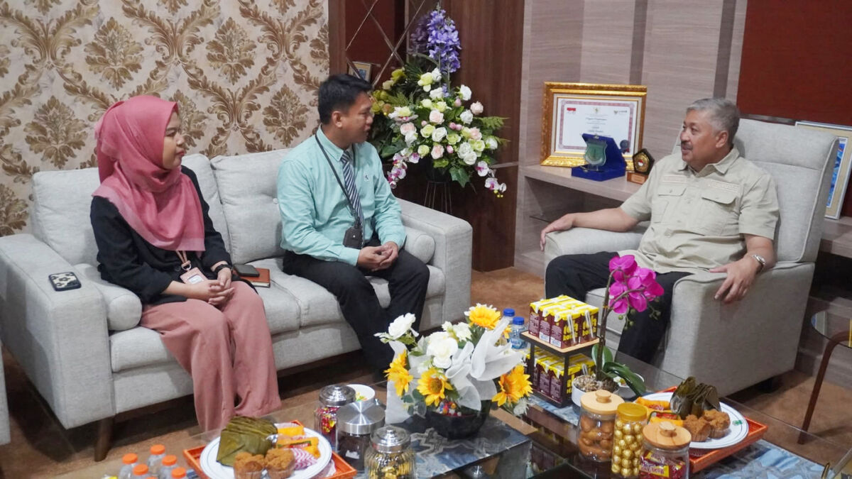 AUDIENSI -- Bupati Pinrang HA Irwan Hamid menerima audiensi dengan Pimpinan Bank Syariah Indonesia (BSI) Cabang Pinrang di ruang kerjanya, Selasa (26/8).  
