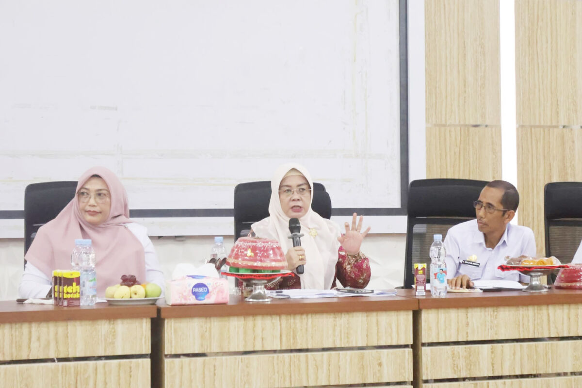 RAKOR -- Ketua TPPKK Kabupaten Pinrang, Sri Widiati A. Irwan memimpin Rakor penyelenggaraan Adventure Culture Pinrang International Folklore and Festival 2025 di Aula Dinas Pendidikan dan Kebudayaan Kabupaten Pinrang, Rabu (27/8).