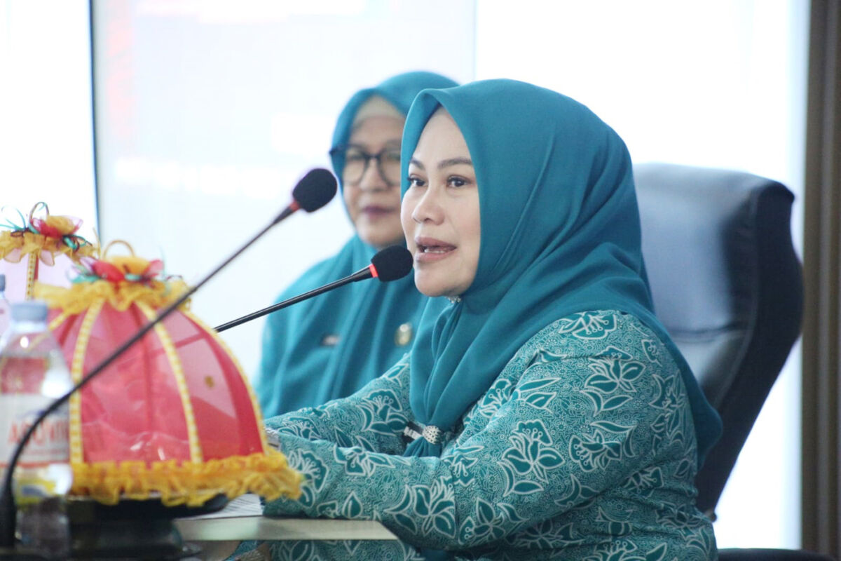 IST
REPRODUKSI -- Ketua TP PKK Kabupaten Gowa, Andi Tenri Indah memberikan pemahaman pentingnya menjaga kesehatan reproduksi bagi perempuan dalam kegiatan Pap Smear dan IVA di RSUD Syekh Yusuf.