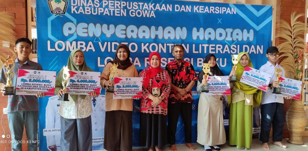 BKM/SAR
RESENSI -- Para pemenang lomba resensi buku 2025 tingkat Kabupaten Gowa bersama Kadis Perpusarsip Gowa Suhriati dan Ketua Panitia, Aswar Said. 
