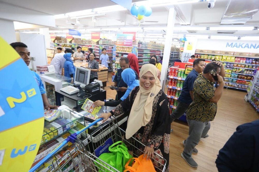 int
RITEL--Sejumlah ritel modern seperti Indomaret, Alfamart, Alfamidi, dan Circle K bakal dipanggil DPRD Makassar.Komisi B dan Komisi A akan mempertanyakan izin mereka.Tampak salah satu ritel modern di Mall Panakkukang yang ramai pengunjung.