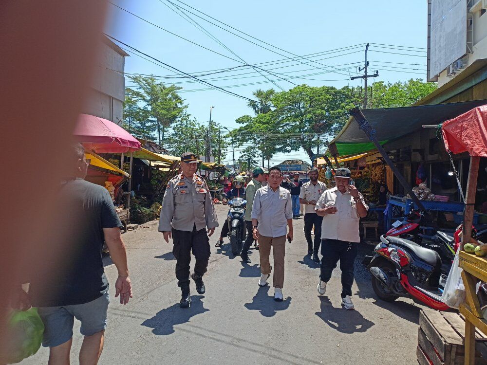 ist
SIDAK--Komisi B Bidang Ekonomi dan Keuangan DPRD Makassar melakukan sidak ke gedung relokasi pedagang di Jalan Sawi, Pasar Terong, Senin  (4/8).
