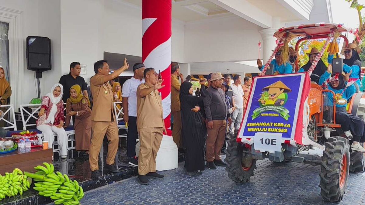 KARNAVAL -- Bupati Sidrap, H. Syaharuddin Alrif berjoget bersama disela-sela Karnaval Brigade Pangan Alsintan, Senin (25/8). Karnaval dilepas di Rujab Bupati Sidrap. 
