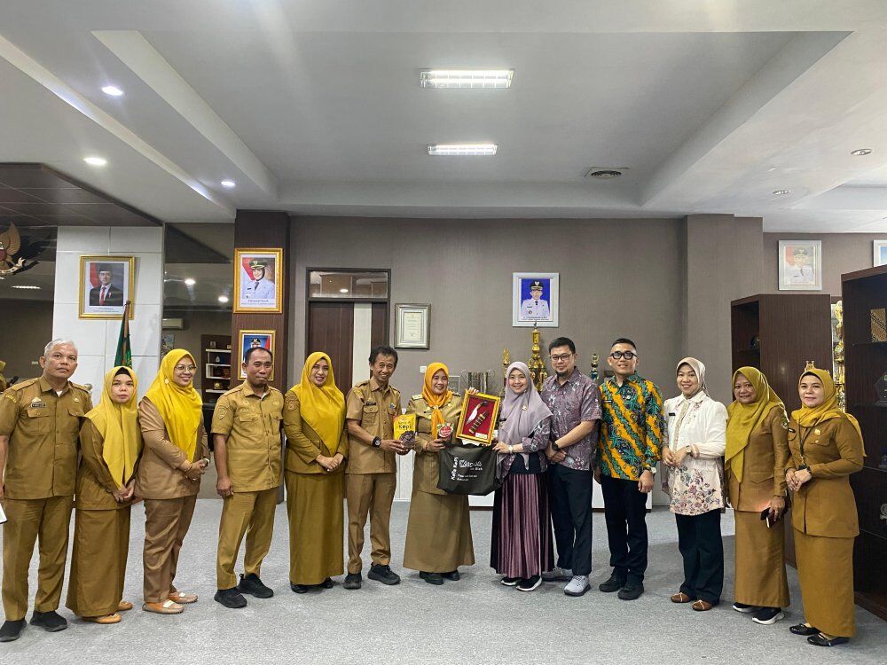 KUNKER -- Wakil Bupati Sidrap Nurkanaah foto bersama Wakil Wali Kota Pagar Alam Hj Bertha dan rombongan usai pertemuan di Ruang Rapat Bupati, Lantai III Kantor Bupati Sidrap, Senin (4/8).
