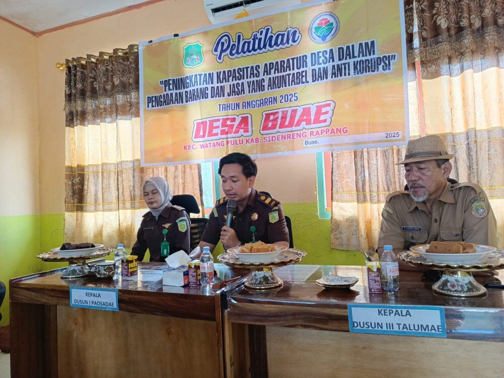 PELATIHAN -- Pemdes Buae, Kecamatan Watang Pulu, Kabupaten Sidrap menggelar pelatihan peningkatan kapasitas aparatur desa terkait pengadaan barang dan jasa yang akuntabel dan bebas dari praktik korupsi, Senin (4/8).