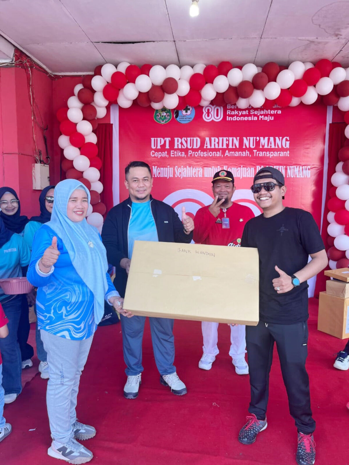 HUT RI -- Wabup Sidrap, Nurkanaah didampingi Plt Direktur RSUD Arifin Nu’mang, dr. H. Eddy Arsyad, bersama jajaran manajemen dan keluarga besar rumah sakit foto bersama usai peringatan HUT ke-80 RI di RSUD Arifin Nu’mang, Sabtu (30/8). 
