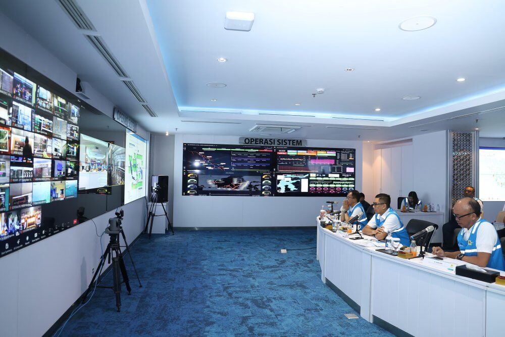 SISTEM KELISTRIKAN -- Direktur Utama PLN, Darmawan Prasodjo (tengah) bersama jajaran direksi saat memantau sistem kelistrikan nasional secara digital. 

