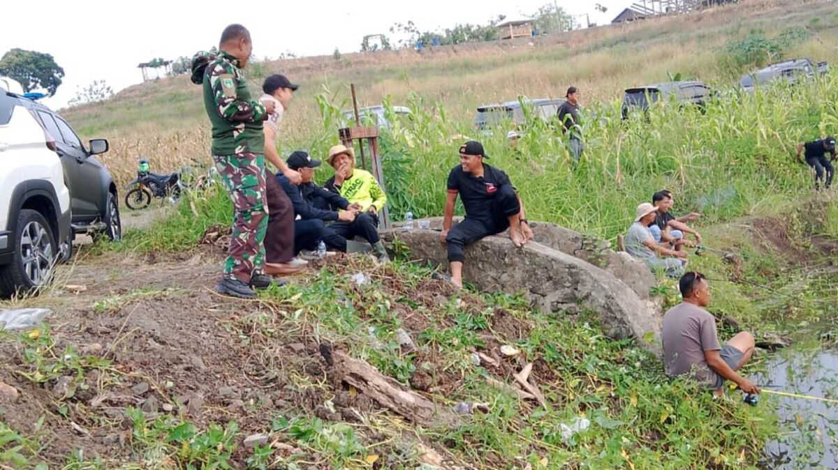 MANCING MANIA -- Dandim 1423/Soppeng Letkol (Inf) Reinhard Haposan Manurung bersama jajaran Forum Koordinasi Pimpinan Daerah (Forkopimda) menghadiri undangan Mancing Mania yang digelar di Medde, Jumat (22/8). 
