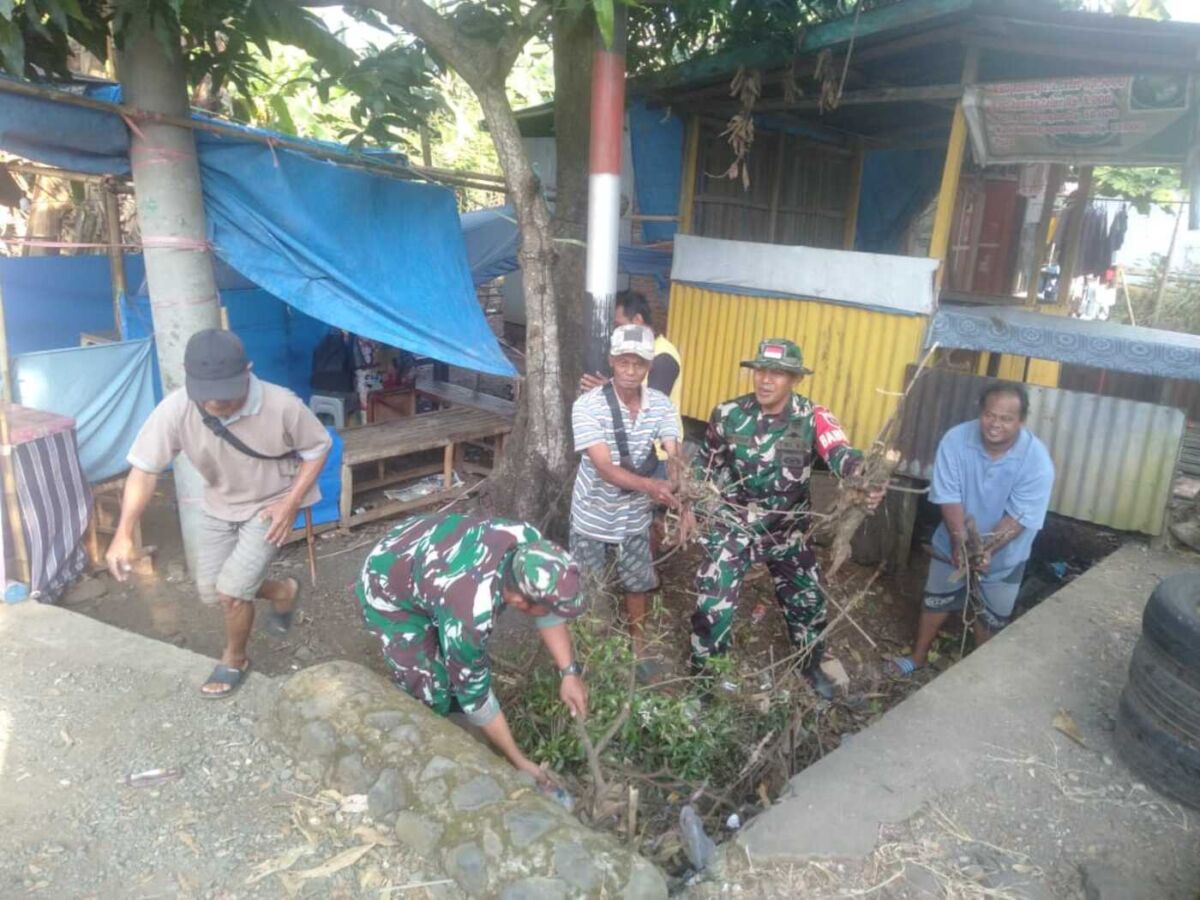 GOTONG ROYONG -- Warga Kelurahan Labessi, Kecamatan Marioriwawo, Kabupaten Soppeng melaksanakan kegiatan gotong royong pembersihan saluran air dan pinggiran jalan di sekitar Lapangan Sepakbola Labessi, Selasa (26/8) pagi.
