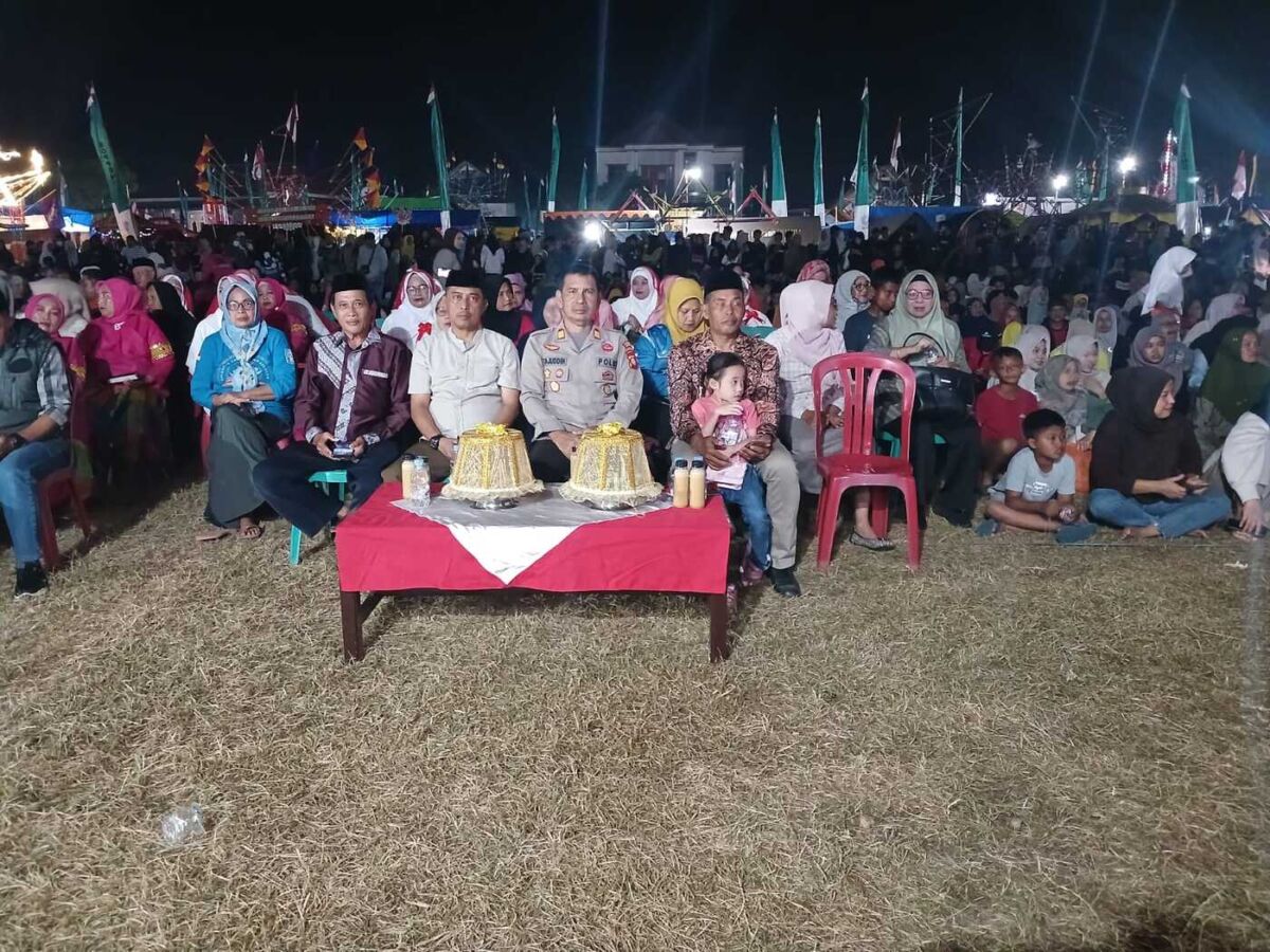 PAM -- Personel Polsek Marioriwawo Kabupaten Soppeng yang dipimpin Kapolsek Marioriwawo AKP Tajuddin melaksanakan pengamanan kegiatan penutupan Malam Kesenian Tingkat Kecamatan Marioriwawo dalam rangka HUT ke ke-80 RI  di Lapangan Sepakbola Labessi, Kecamatan Marioriwawo, Senin (25/8).
