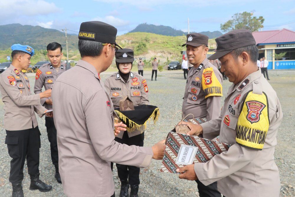 PENGHARGAAN -- Dua personel Bhabinkamtibmas Polres Soppeng meraih penghargaan atas prestasi dan dedikasinya dalam melayani masyarakat dari Kapolres Soppeng, AKBP Aditya Pradana disela-sela apel pagi di halaman Mapolres Soppeng, Senin (4/8).
