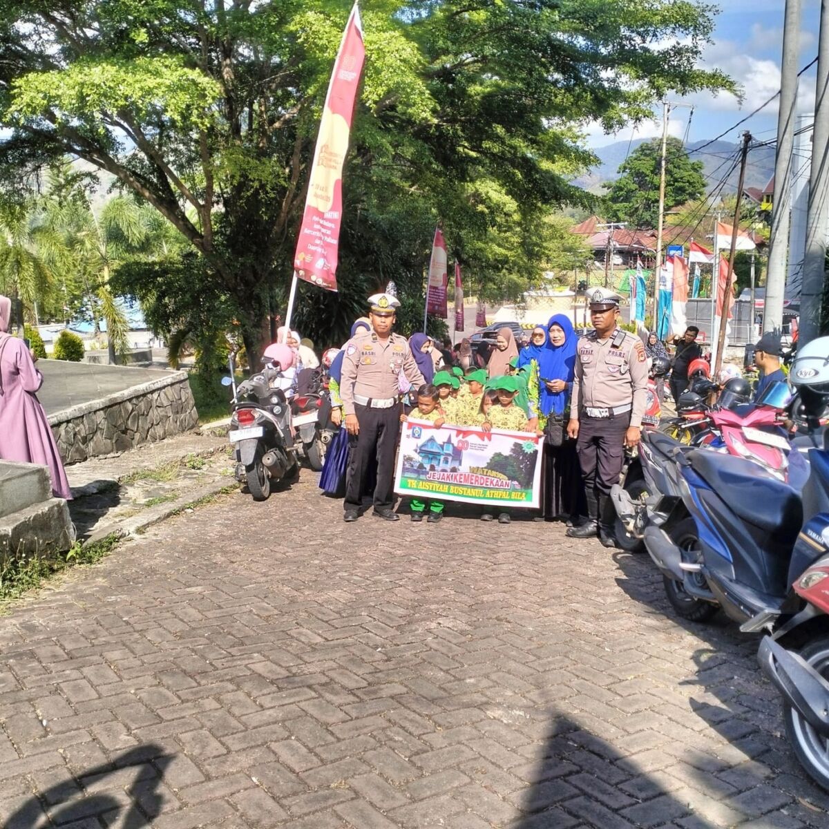 PAMTURLALIN -- Personel Satlantas Polres Soppeng melaksanakan Pamturlalin pada kegiatan Kunjungan Jejak Kemerdekaan yang dilaksanakan TK Aissyiyah Bustanul Athfal Soppeng di Villa Yuliana, Kabupaten Soppeng, Sabtu (30/8).
