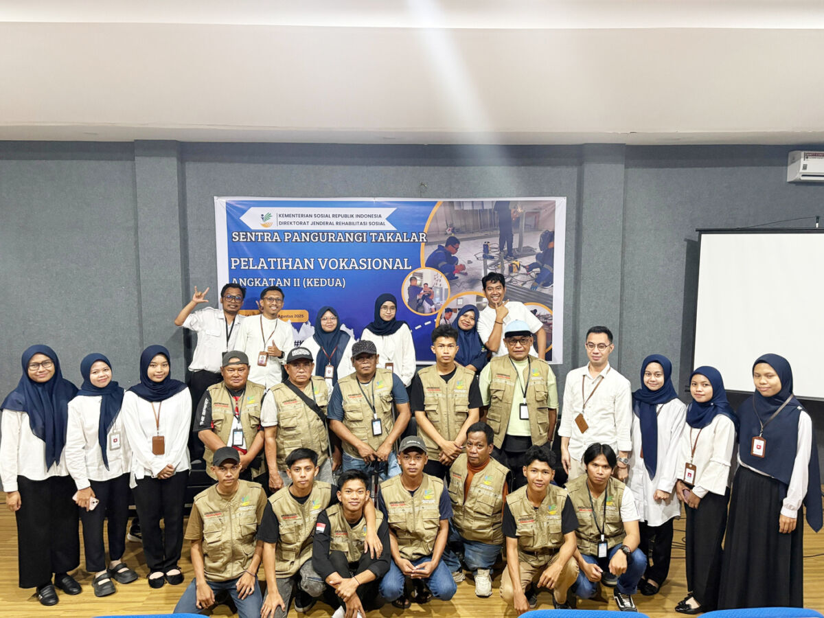 PELATIHAN -- Peserta pelatihan Vokasional Angkatan II Tahun 2025 yang digelar di Aula Teater Sentra Pangurangi Takalar Desa Pattopakang Kecamatan Laikan, Kabupaten Takalar foto bersama usai resmi ditutup, Jumat (29/8). 
