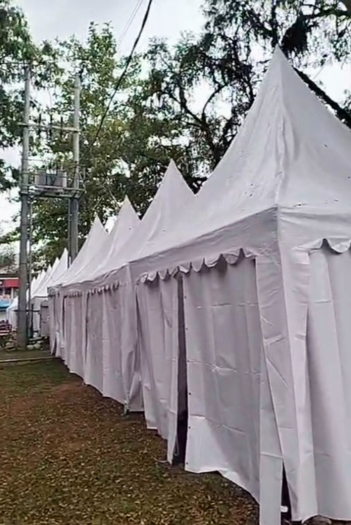 RELOKASI -- DPRD Tator mendukug langkah Pemkab Tator melakukan relokasi pedagang kaki lima (PKL) yang berjualan di Jalan Kartini hingga ke Pasar Seni Makale baru-baru ini.  