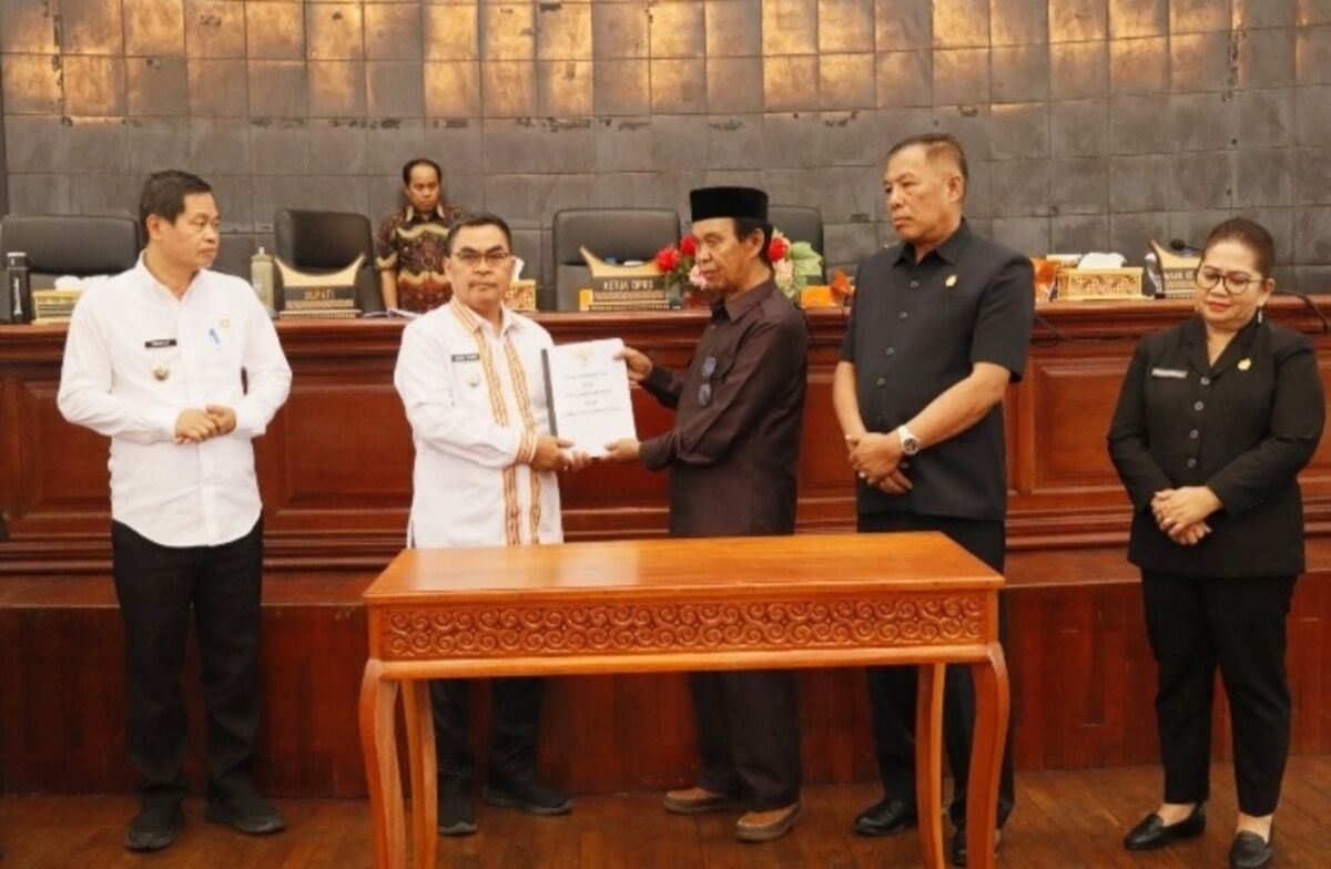 SERAHKAN -- Bupati Tana Toraja, Zadrak Tombeg menyerahkan KUA-PPAS APBD Tana Toraja Tahun 2026 pada sidang paripurna DPRD dipimpin Ketua DPRD Kendek Rante,, Jumat (29/8) petang.