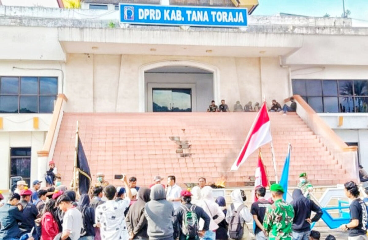 TOLAK PBB -- Anggota DPRD Tator Semuel Eban Kalebu Mundi, Marten Tarkbua dan Agustinus Patinggi Jumedi Pawarang Esra Padatu dan Sunarto Parrangan serta Sekwan Damoris Sembiring menerima massa pengunjukrasa  dari Mahasiswa Aliansi Cipayung Tana Toraja, Sabtu (30/8).  Mereka memilih berada dibarisan rakyat dan ikut menolak kenaikan PBB.