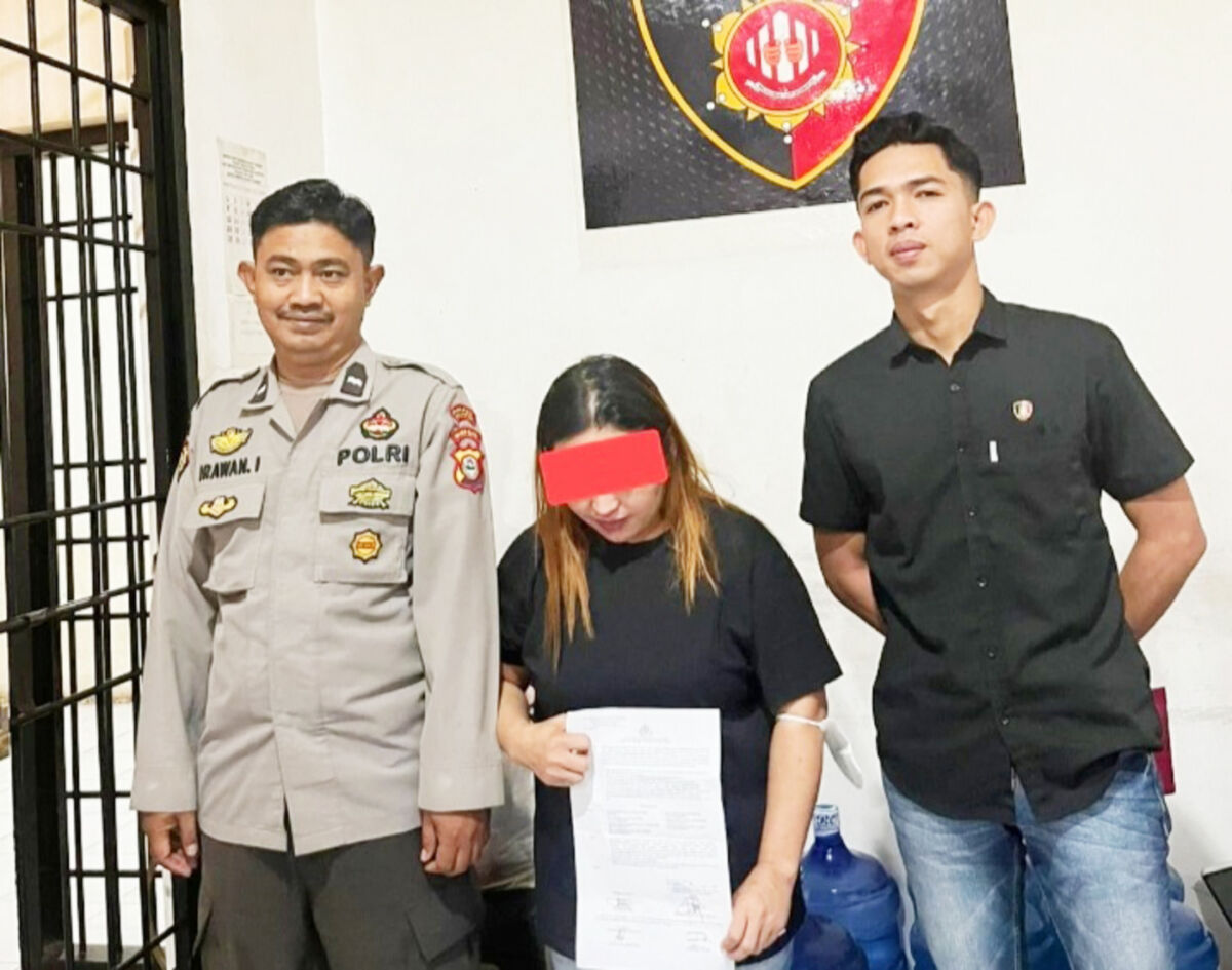 LIMPAH -- Unit I Tipidum Sat Reskrim Polres Toraja Utara melimpahkan tahap II sekaligus penyerahan tersangka dan barang bukti kasus penipuan dan penggelapan ke Kejari Tana Toraja, Senin (25/8).