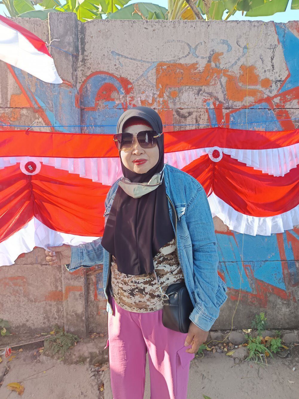 BKM/mg3-mg4
SEMANGAT--Andi Rosmiati D perempuan tangguh berusia 58 tahun yang setiap tahun tak pernah absen berjualan bendera dan atribut kemerdekaan.Hari itu juga momen spesialnya karena tepat di tanggal kelahirannya.