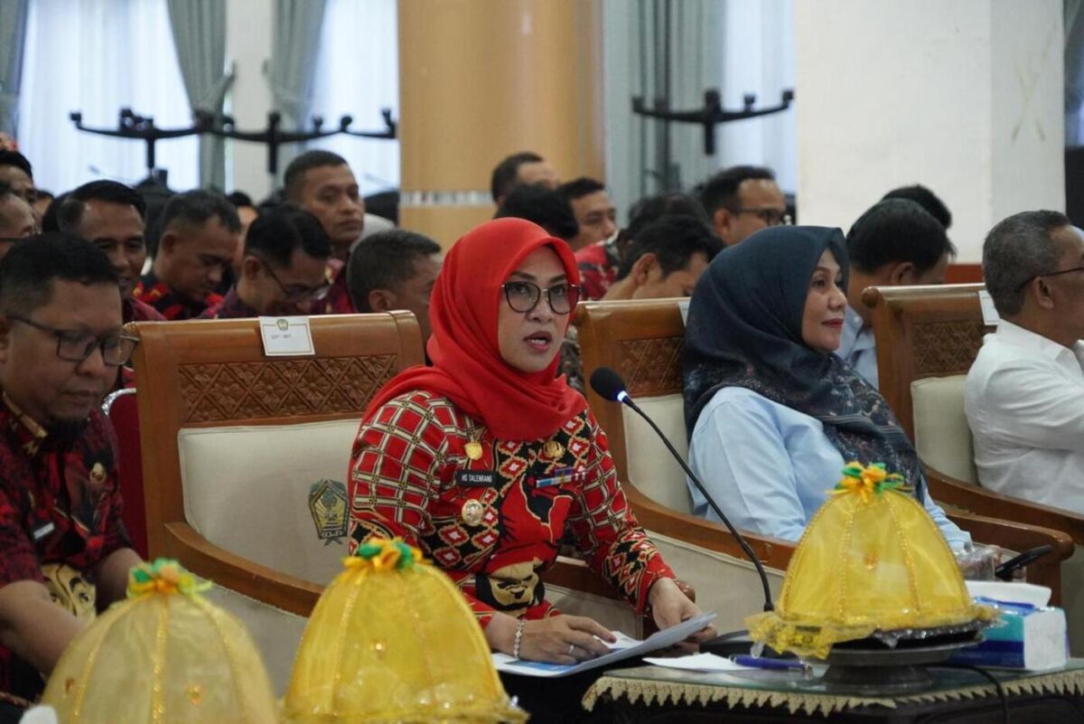 IST
VERIFIKASI -- Bupati Gowa, Husniah Talenrang didampingi para pimpinan SKPD saat menjalani verifikasi lanjutan dari Tim Verifikasi KKS Pusat. 
