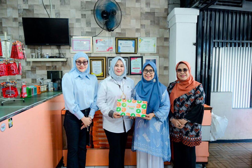 ist
INSPIRASI--Wagub Sulsel, Fatmawati Rusdi, menyambangi dua titik inspiratif usaha di Kota Makassar, Donat Tuli Café Mella dan Rumah Qur’an Tuli Nur Afiah. Dua tempat ini bukan sekadar ruang usaha atau pendidikan, melainkan simbol nyata kemandirian komunitas tuli.
