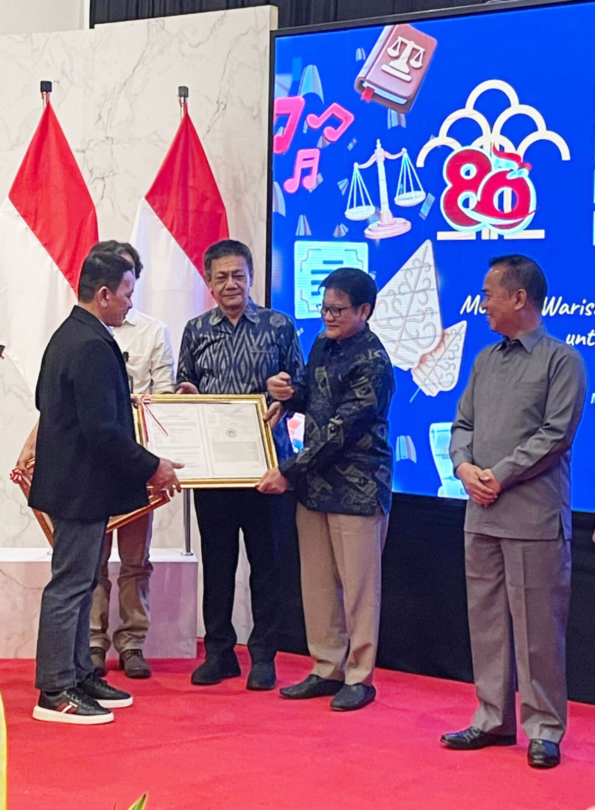 SERTIFIKAT -- Kadis Perindustrian Perdagangan Koperasi, Usaha Kecil dan Menengah Kabupaten Wajo Andi Aso Ashari menerima Sertifikat Indikasi Geografis yang diserahkan Kakanwil Hukum Di Aula Pancasila Lantai 3, Kantor Kanwil Hukum Provinsi Sulsel dirangkai Hari Pengayoman ke-80, Jumat (22/8) akhir pekan lalu.
