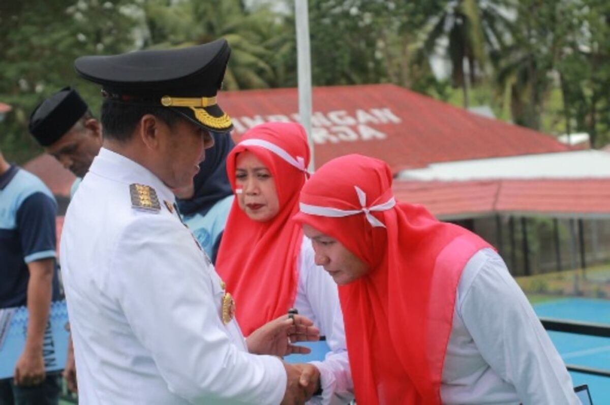 SERAHKAN -- Bupati Wajo Andi Rosman menyerahkan surat keputusan remisi kepada ratusan warga binaan Rutan Sengkang Kelas IIB, Minggu (17/8/2025)
