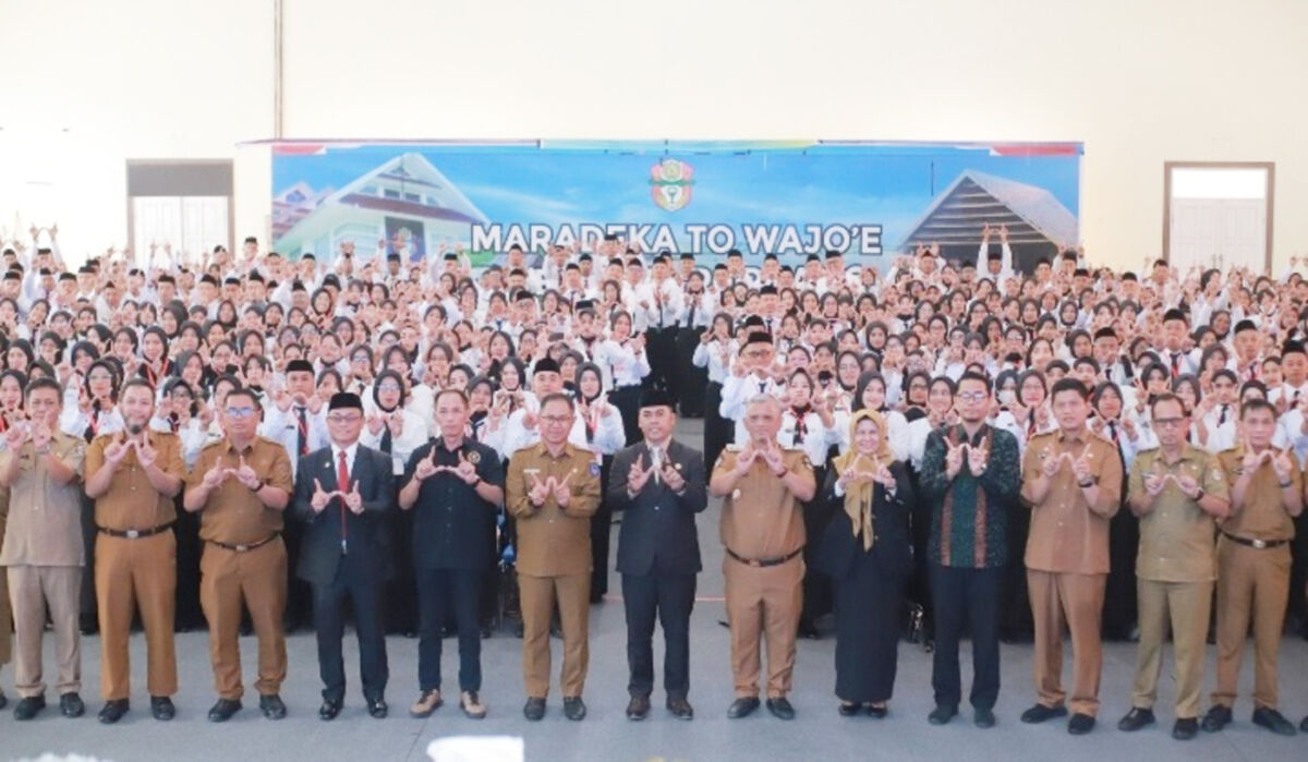 ORIENTASI -- Bupati Wajo, Andi Rosman foto bersama 518 PPPK lingkup Pemkab Wajo usai pembukaan orientasi  pegawai di Ruang Pola Kantor Bupati Wajo, Senin (25/8). 

