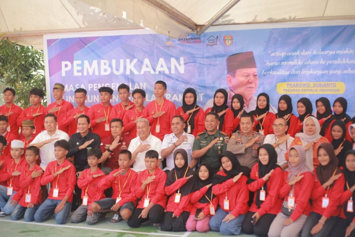 PENGENALAN -- Bupati Wajo, Andi Rosman secara resmi membuka MPLSR di Sekolah Rakyat Terintegrasi 19 Wajo (UPTD SPNF SKB Sengkang) Sengkang baru-baru ini. 
