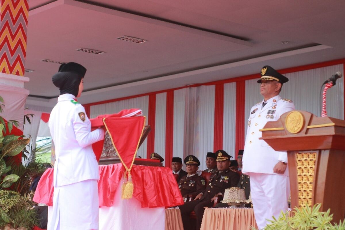 IRUP -- Wakil Bupati Wajo, Baso Rahmanuddin saat menjadi inspektur upacara penurunan bendera peringatan HUT ke-80 Kemerdekaan RI di Lapangan Merdeka Sengkang baru-baru ini. 
