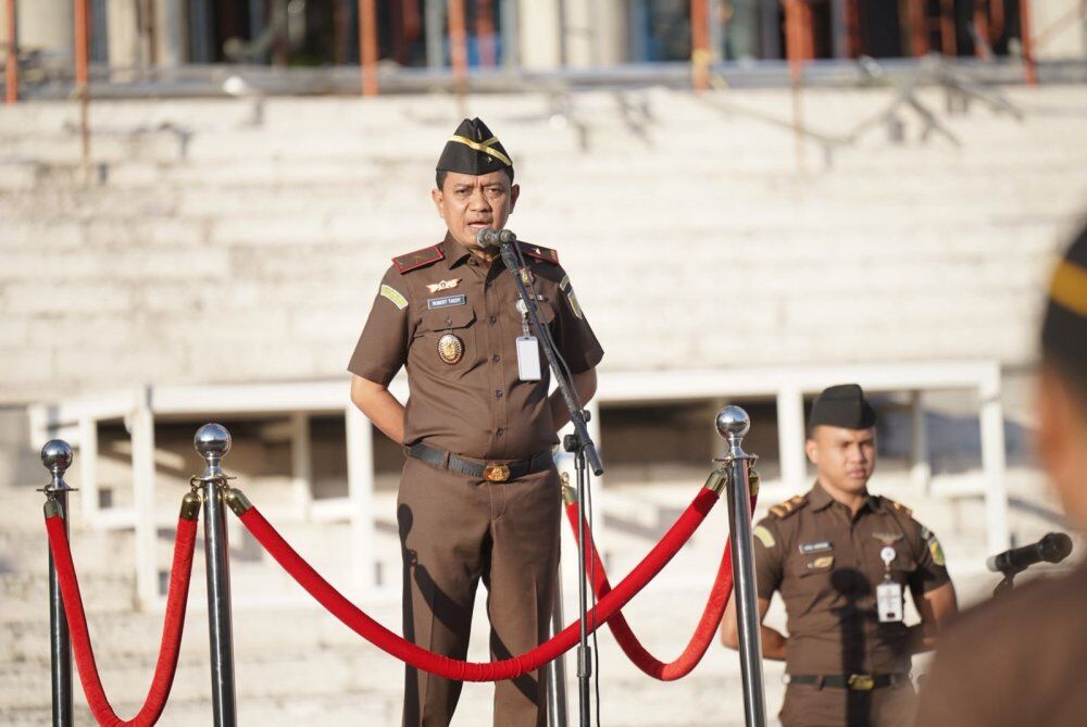ist
APEL--Wakajati Sulsel, Robert M. Tacoy memimpin apel pagi yang berlangsung di halaman kantor Kejati Sulsel dan diikuti oleh seluruh pegawai Kejati Sulsel, Senin (4/7).
