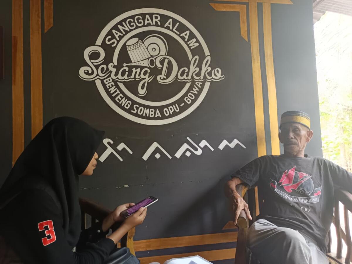 Daeng Serang Dakko diwawancarai di Sanggar Alam Serang Dakko yang didirikannya di Kelurahan Benteng Somba Opu.