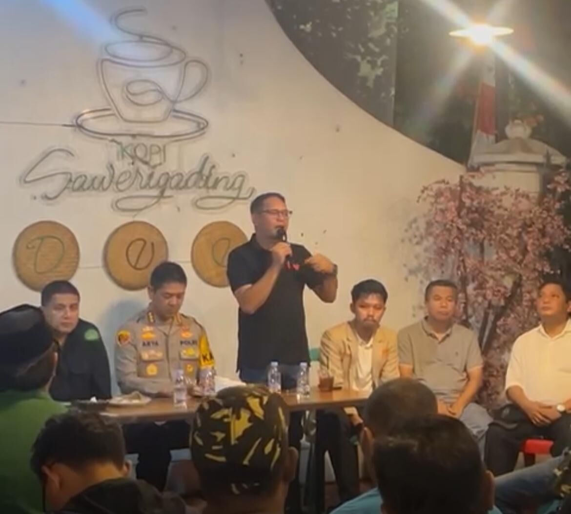 Ketua DPRD Kota Makassar Supratman menangis ketika berbicara di depan peserta dialog terbuka, Minggu malam (31/8). 
