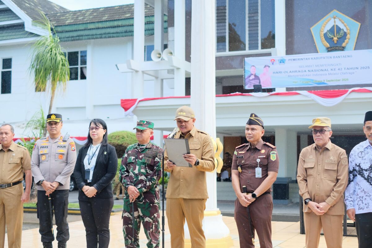 Bupati Bantaeng, M. Fathul Fauzy Nurdin saat upacara Peringatan Hari Olahraga Nasional (Haornas), didampingi para unsur Forum Koordinasi Pimpinan Daerah, di Kantor Bupati Bantaeng, Selasa, (9/9/2025).
