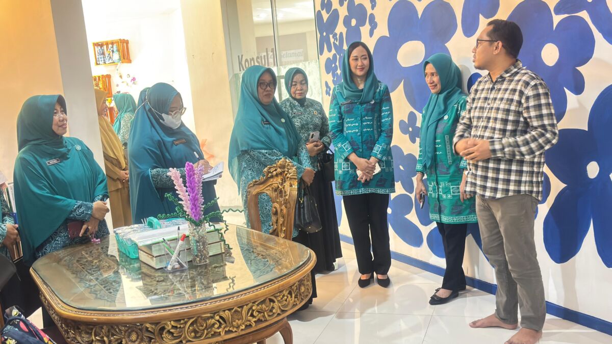 Ketua Tim Penggerak (TP) PKK Kabupaten Bantaeng, Gunya Paramasukhaputri menerima kunjungan Tim SMEP PKK Provinsi Sulawesi Selatan, di Rumah Jabatan Bupati Bantaeng, Selasa (16/9/2025).