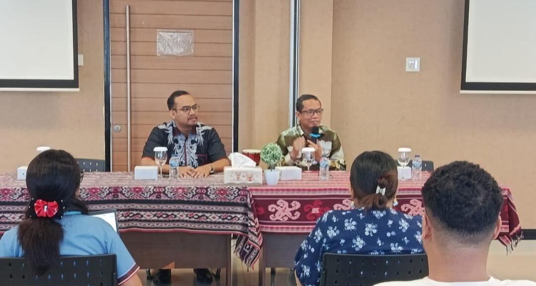 Atase Pendidikan dan Kebudayaan KBRI Dili, Prof Tasrifin Tahara (kanan) saat membuka Pelatihan Media Digital di Pusat Budaya Indonesia Timor Leste, Rabu (24/9/2025).
