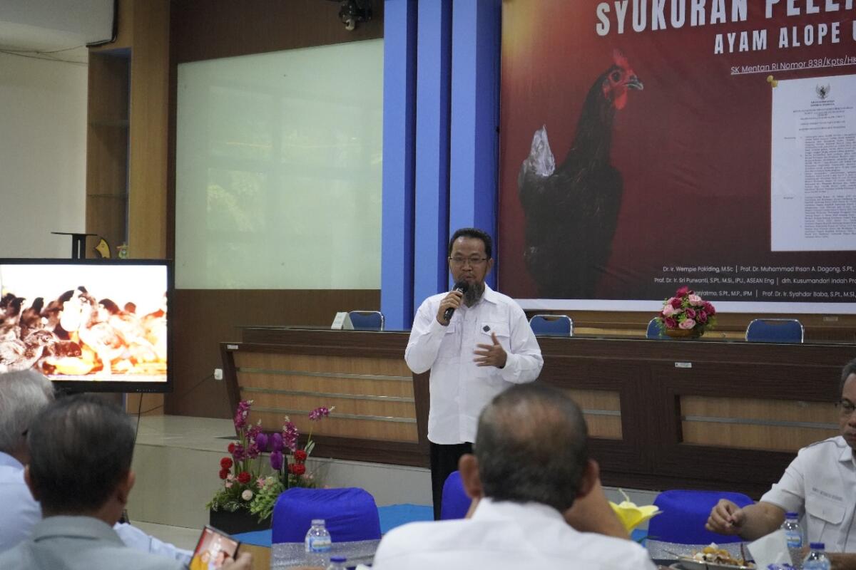 Dekan Fapet Unhas, Prof Syahdar Baba saat syukuran Pelepasan Galur Ayam Alope Unhas oleh Kementan RI.